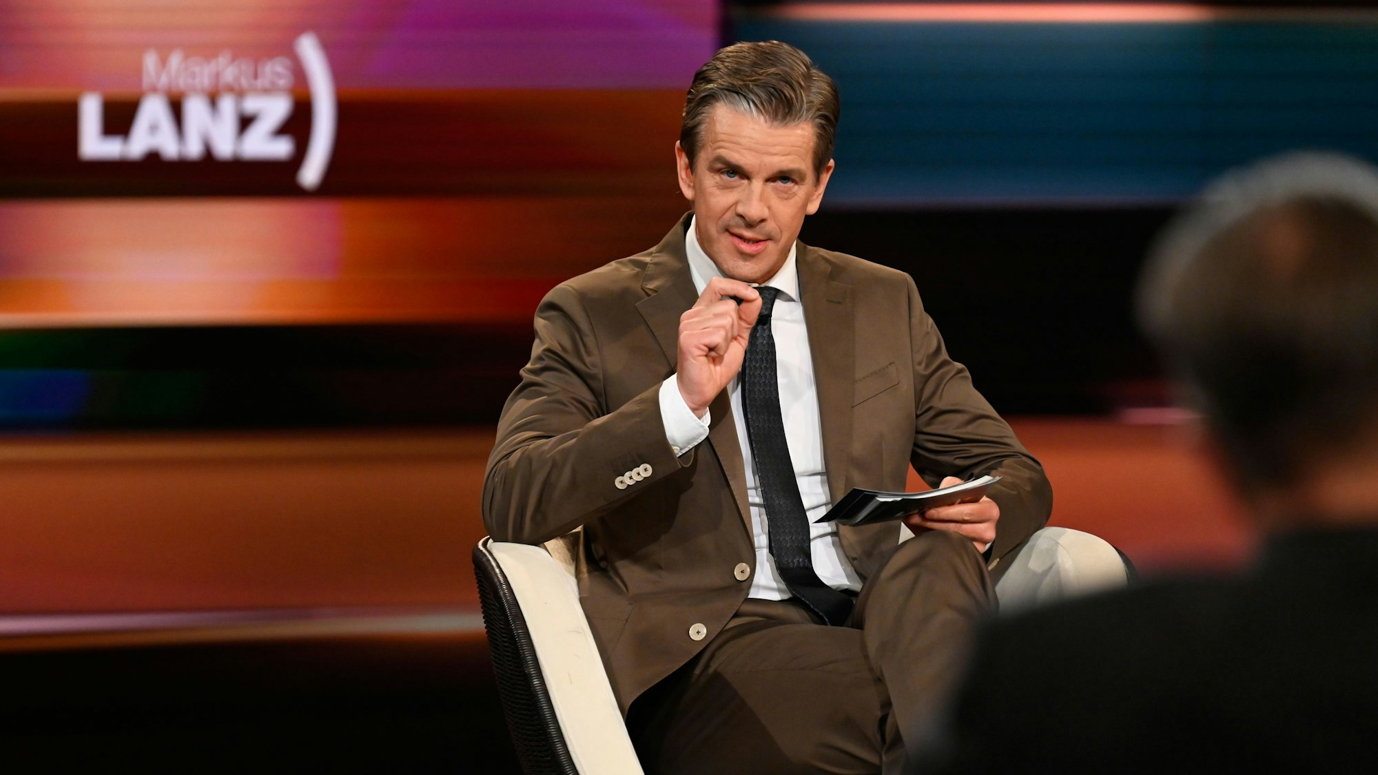 TV-Moderator Markus Lanz spricht mit Gästen in seiner Talkshow. (Archivbild)