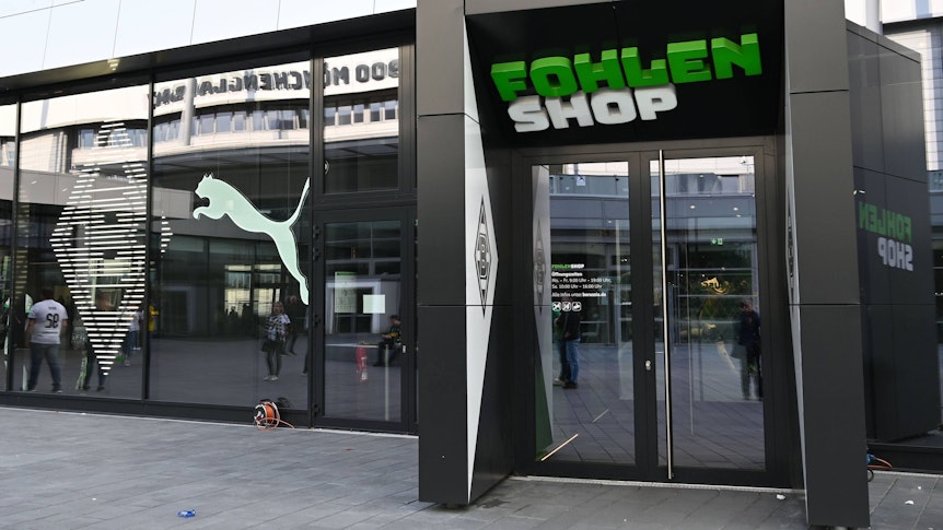 Der Fohlen-Shop im Borussia-Park am 18. Mai 2019 von außen zu sehen. Hier könnte schon bald das neue Auswärtstrikot von Borussia Mönchengladbach verkauft werden. Aber wie soll es aussehen?