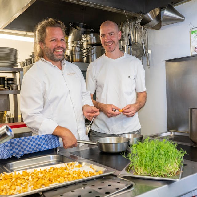 Die Köche Jan C. Maier &amp; Tobias Becker stehen in der Küche des Sternerestaurants Maibeck