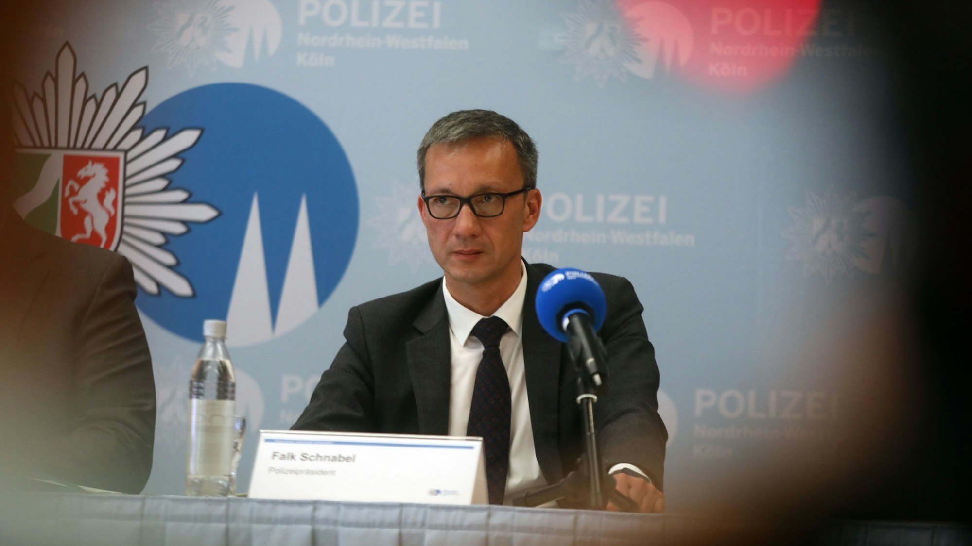 Kölns Polizeipräsident Falk Schnabel sitzt bei einer Pressekonferenz an einem Tisch