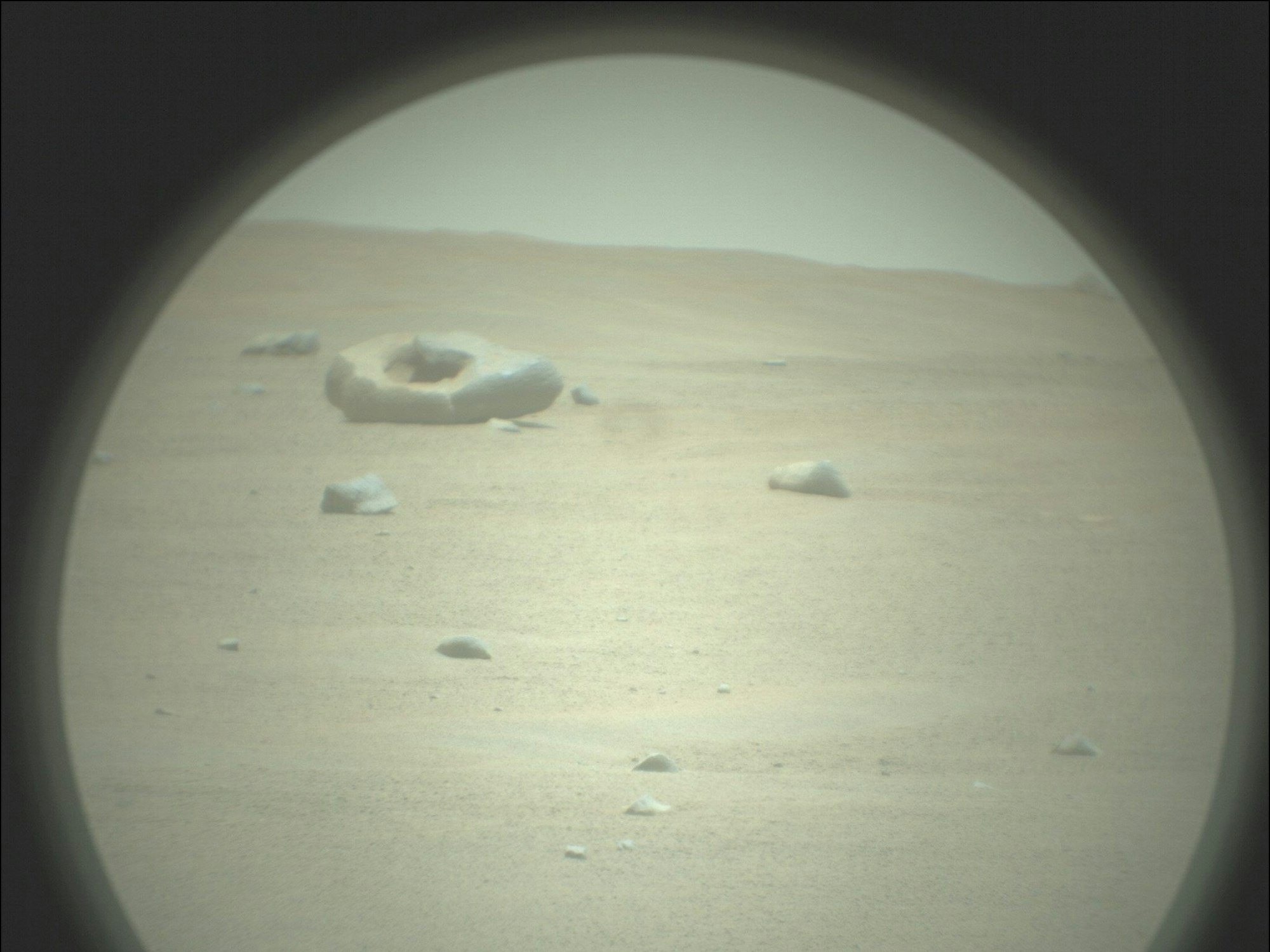 Ein Stein in der Form eines Donuts auf dem Mars.