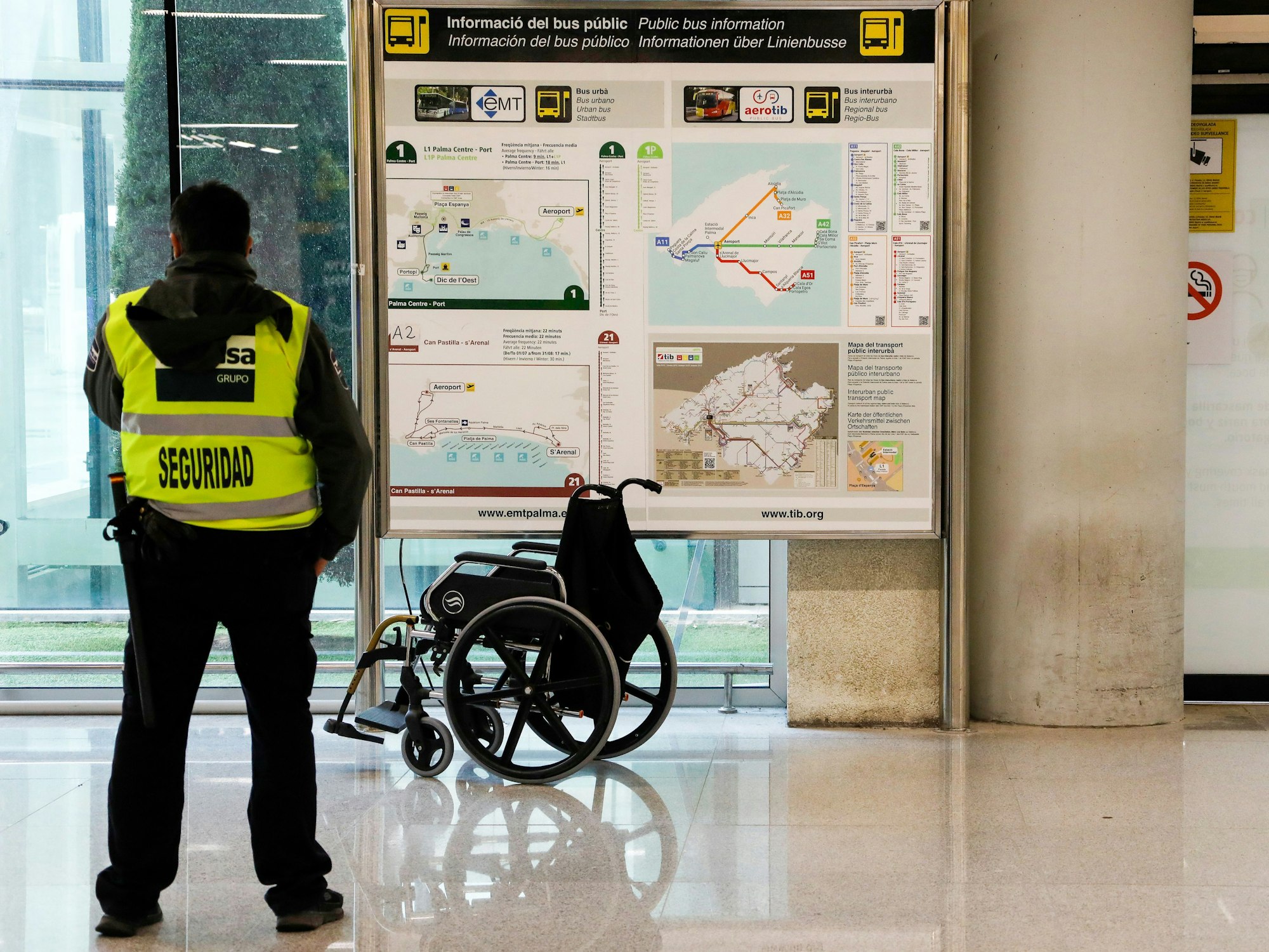 Ein Sicherheitsmann steht am Flughafen von Palma de Mallorca.