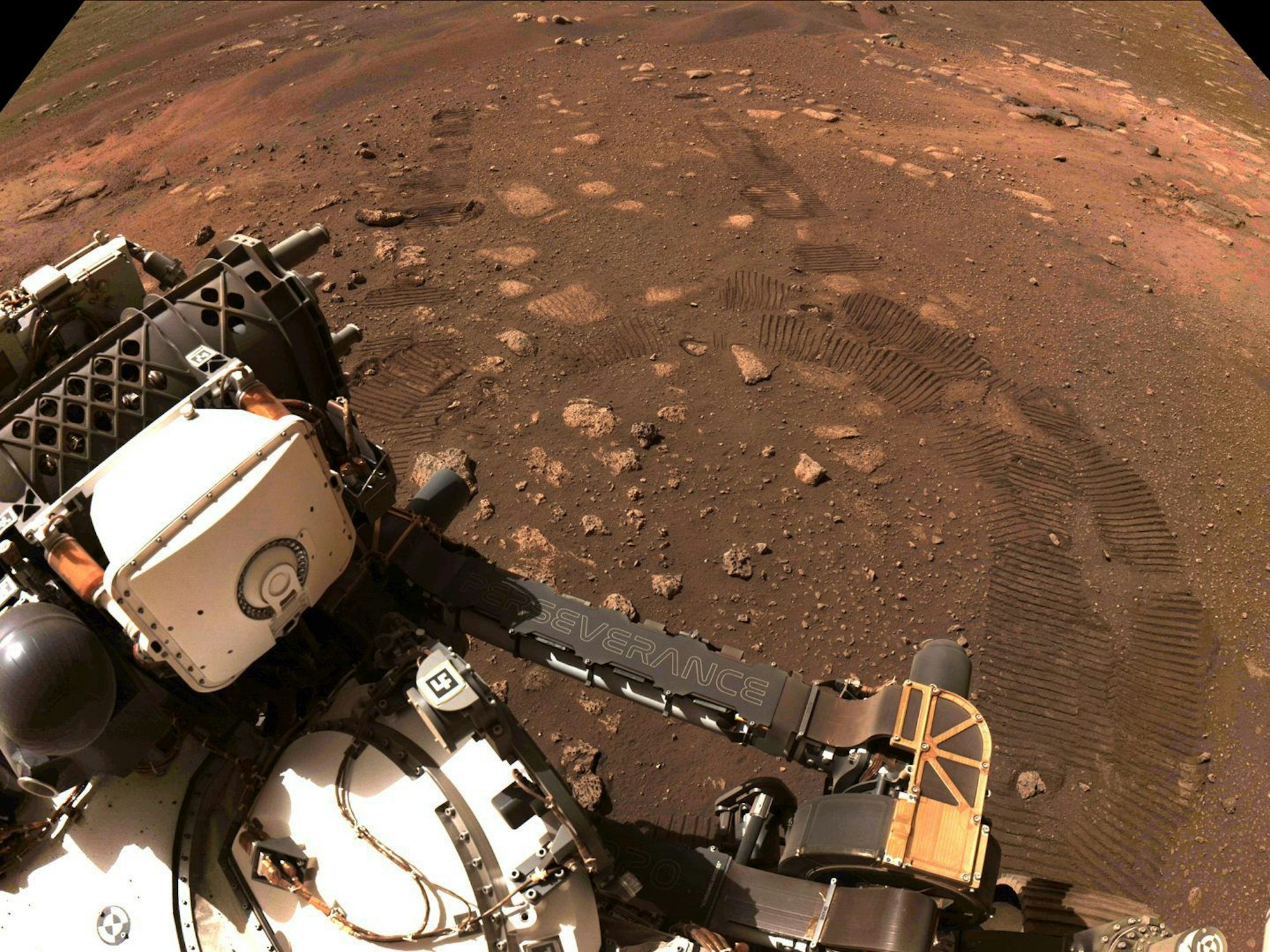 Ein Nasa-Rover fährt auf dem Mars.