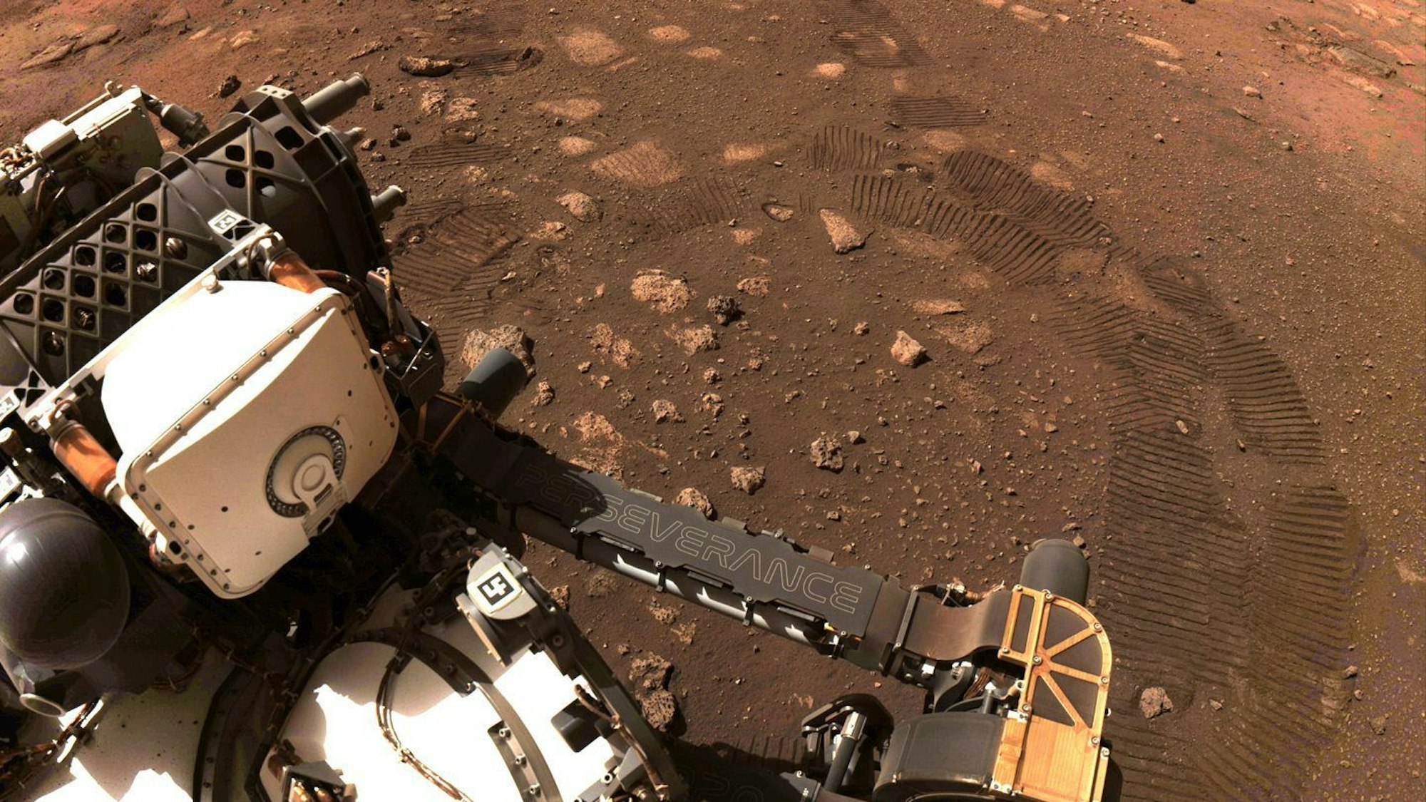 Ein Nasa-Rover erforscht den Mars.