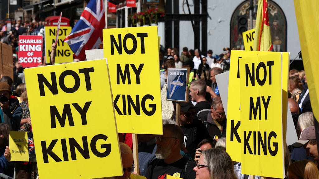 Anti-Monarchie-Protestierende halten am 5. Juli 2023 in Edinburgh „Not my King“-Plakate in die Höhe.