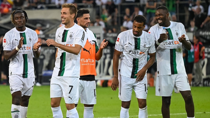 Alassane Plea (2.v.r.) und seine Teamkollegen von Borussia Mönchengladbach feiern einen Bundesliga-Sieg am 19. August 2022.