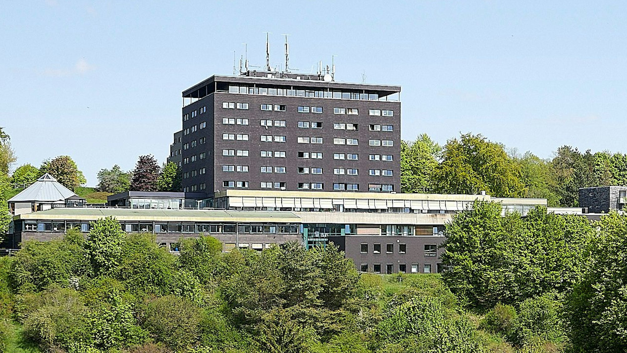 Der Gebäudekomplex der einstigen Eifelhöhen-Klinik liegt im Grünen am Ortsrand von Marmagen.