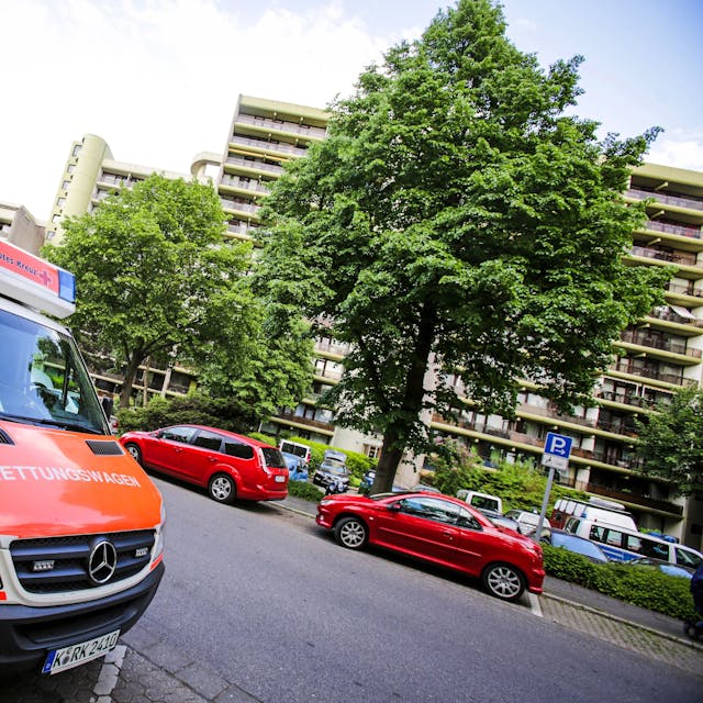 Ein Rettungswagen des Deutschen Roten Kreuz steht vor einem Wohnhaus.