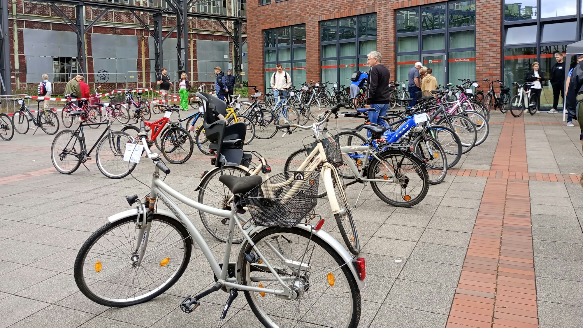 Die Fahrräder aus dem Fundbüro der Stadt werden in regelmäßigen Abständen verkauft. Auf manchen Rädern ist sogar schon ein Kindersitz montiert.