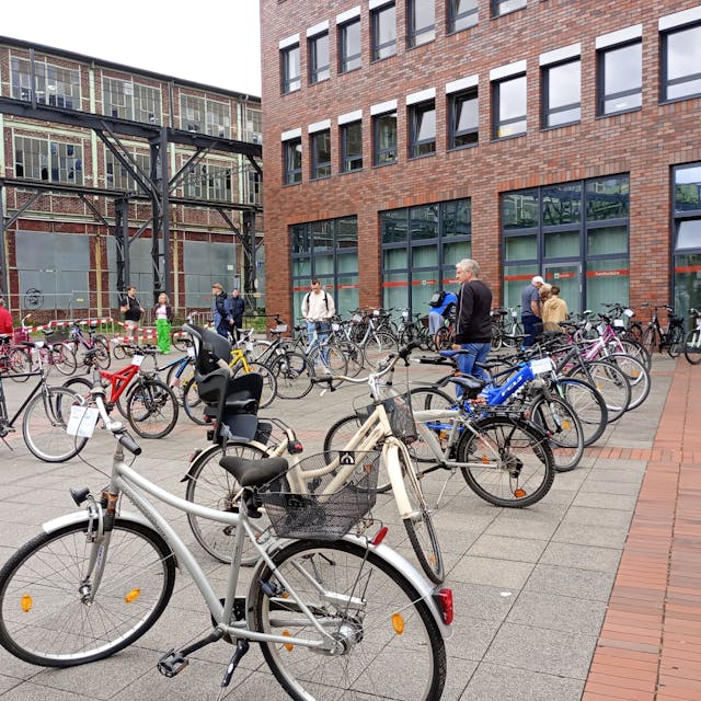 Die Fahrräder aus dem Fundbüro der Stadt werden in regelmäßigen Abständen verkauft. Auf manchen Rädern ist sogar schon ein Kindersitz montiert.