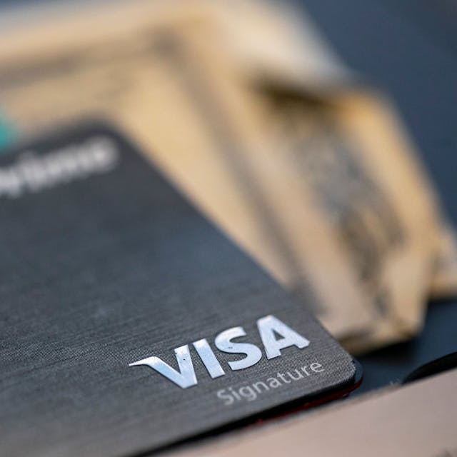 Beim Bezahlen im Auslandsurlaub kommen immer häufiger Kredit- oder Debitkarten statt Bargeld zum Einsatz.