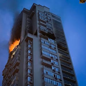 Ein mehrstöckiges Wohnhaus in Kiew brennt nach einem mutmaßlich russischen Angriff in der Nacht zum 24. Juni.&nbsp;