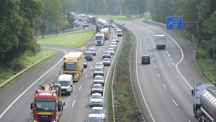 Auf der Autobahn 4 staut sich der Verkehr in Fahrtrichtung Köln vor einer Baustelle, hier ab Overath.