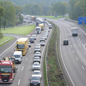 Auf der Autobahn 4 staut sich der Verkehr in Fahrtrichtung Köln vor einer Baustelle, hier ab Overath.