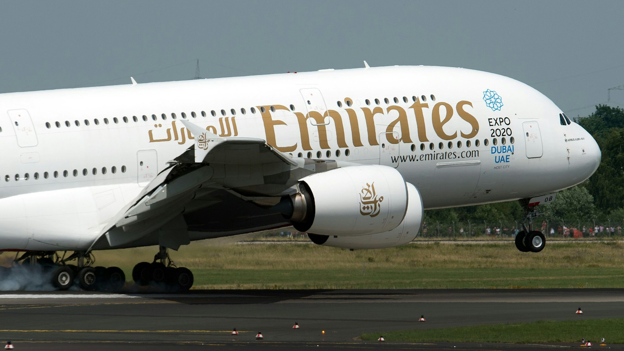 Ein Airbus A380 der arabischen Fluggesellschaft Emirates beim Landeanflug auf den Flughafen Düsseldorf. (Symbolbild)