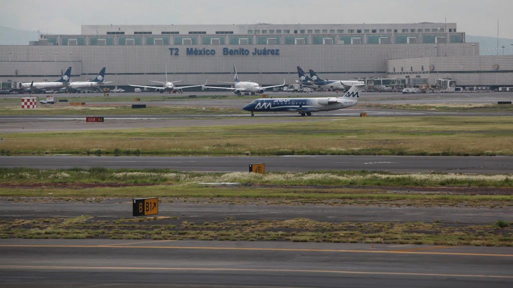 Die Landebahn des Flughafens in Mexico City, hier im September 2014.