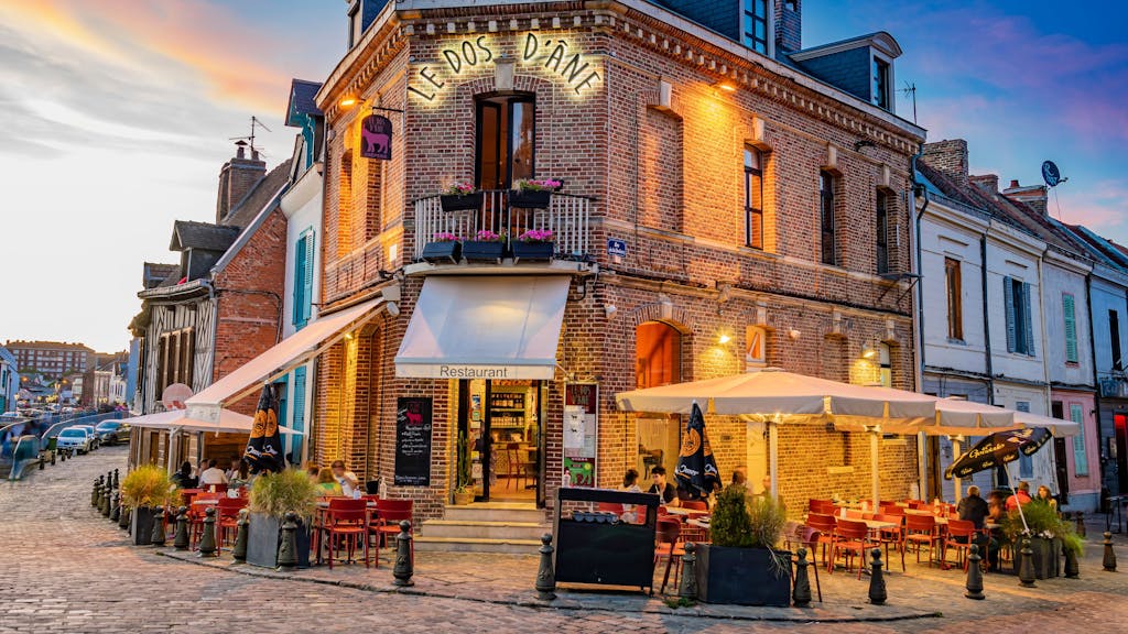 Ein Restaurant in Amiens, Frankreich, während des Sonnenunterganges.