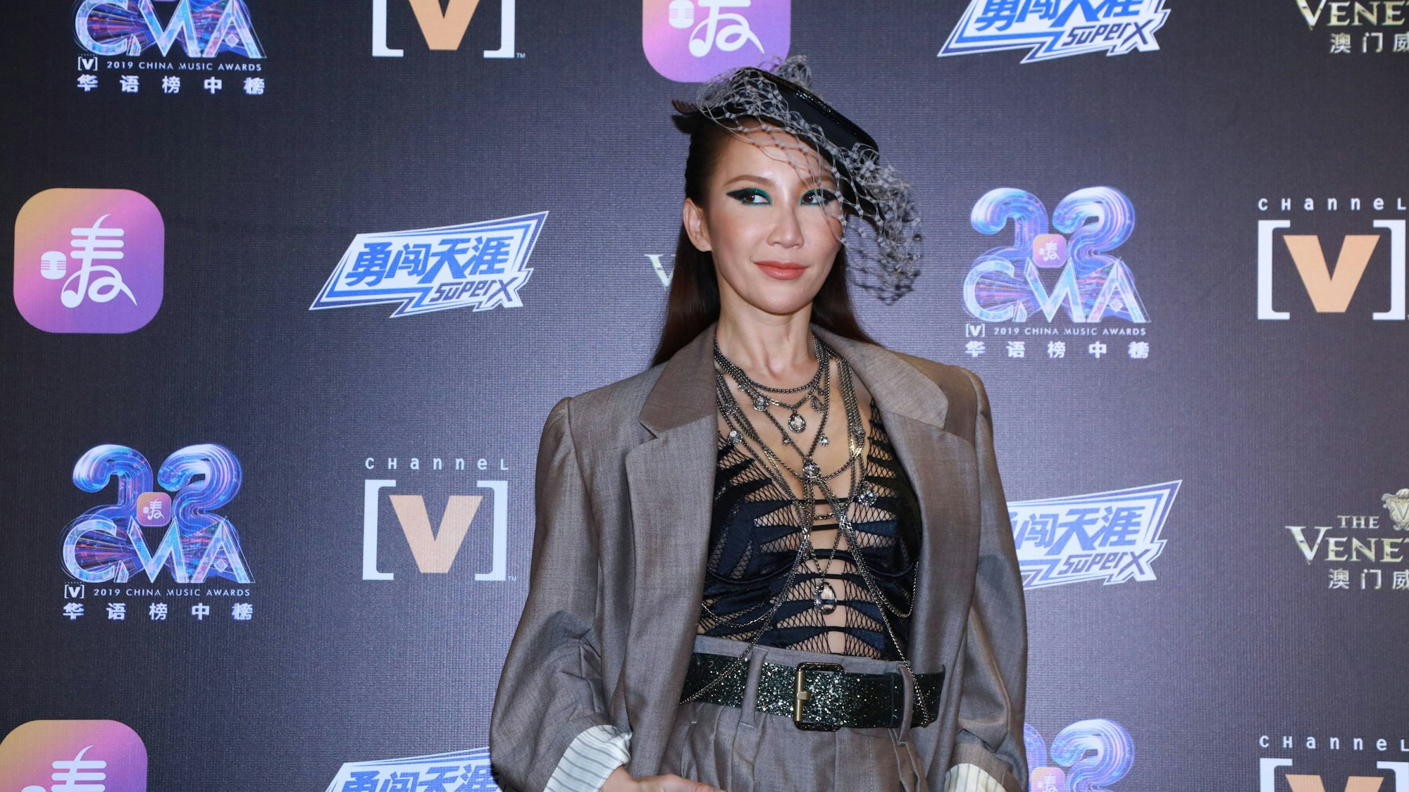 Coco Lee posiert mit ihren Trophäen bei den 23. China Music Awards in Macau, China, am 27. April 2019.