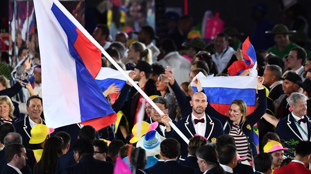 Die Russland-Fahne wird bei der Eröffnungsfeier von Olympia 2016 in Rio de Janeiro ins Stadion getragen.