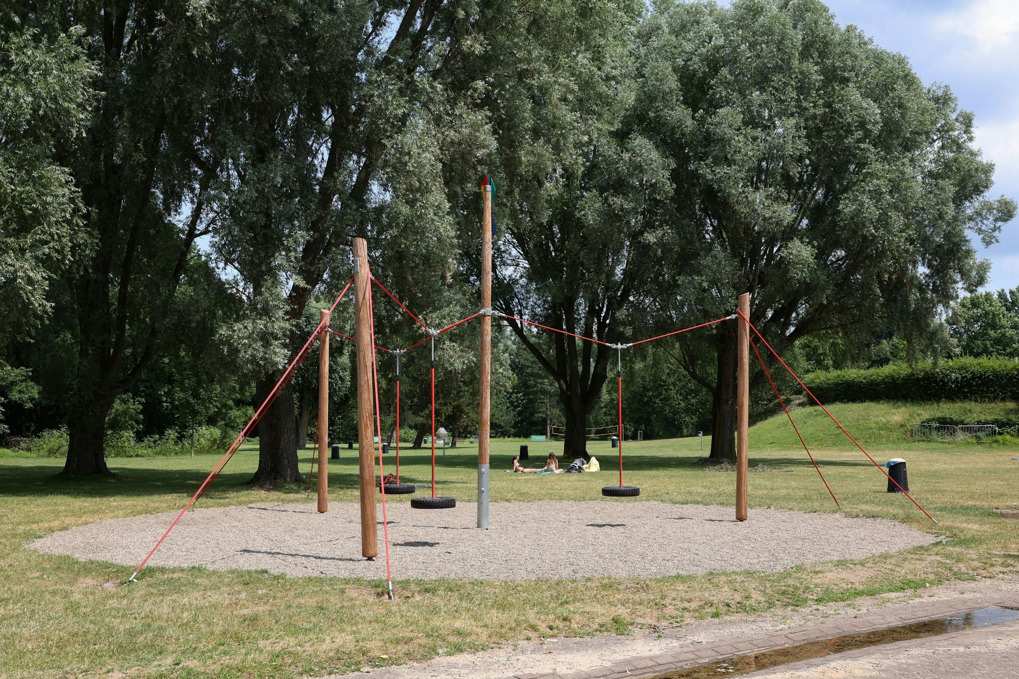 Das Bild zeigt einen Teil des Spielplatzes um Zündorfbad in Köln-Kalk.