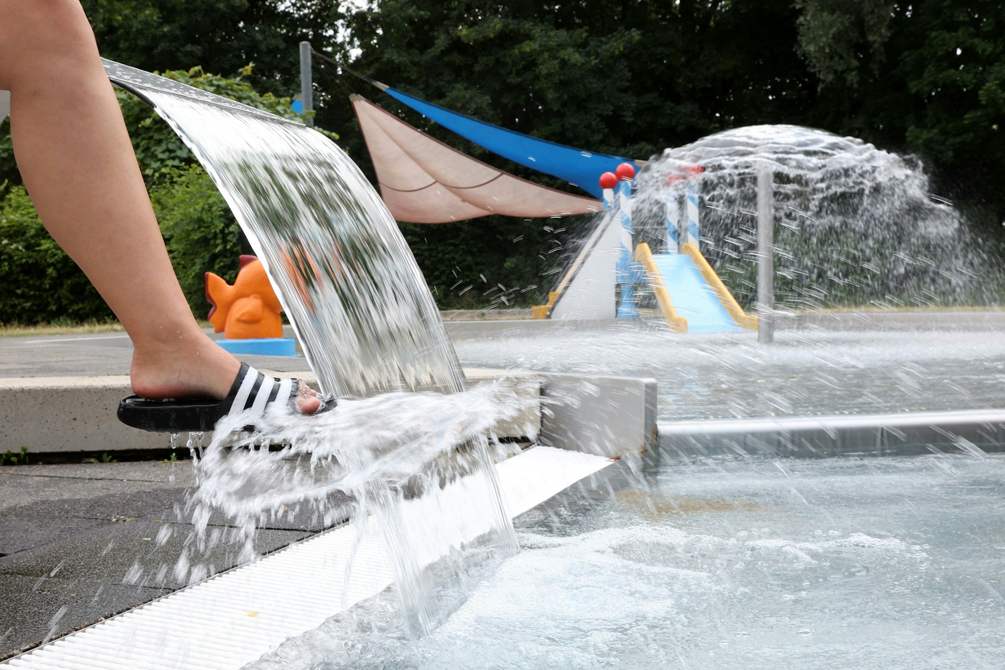 Das Bild zeigt die Wasserspeier im Kinderbecken im Zündorfbad in Köln-Kalk.