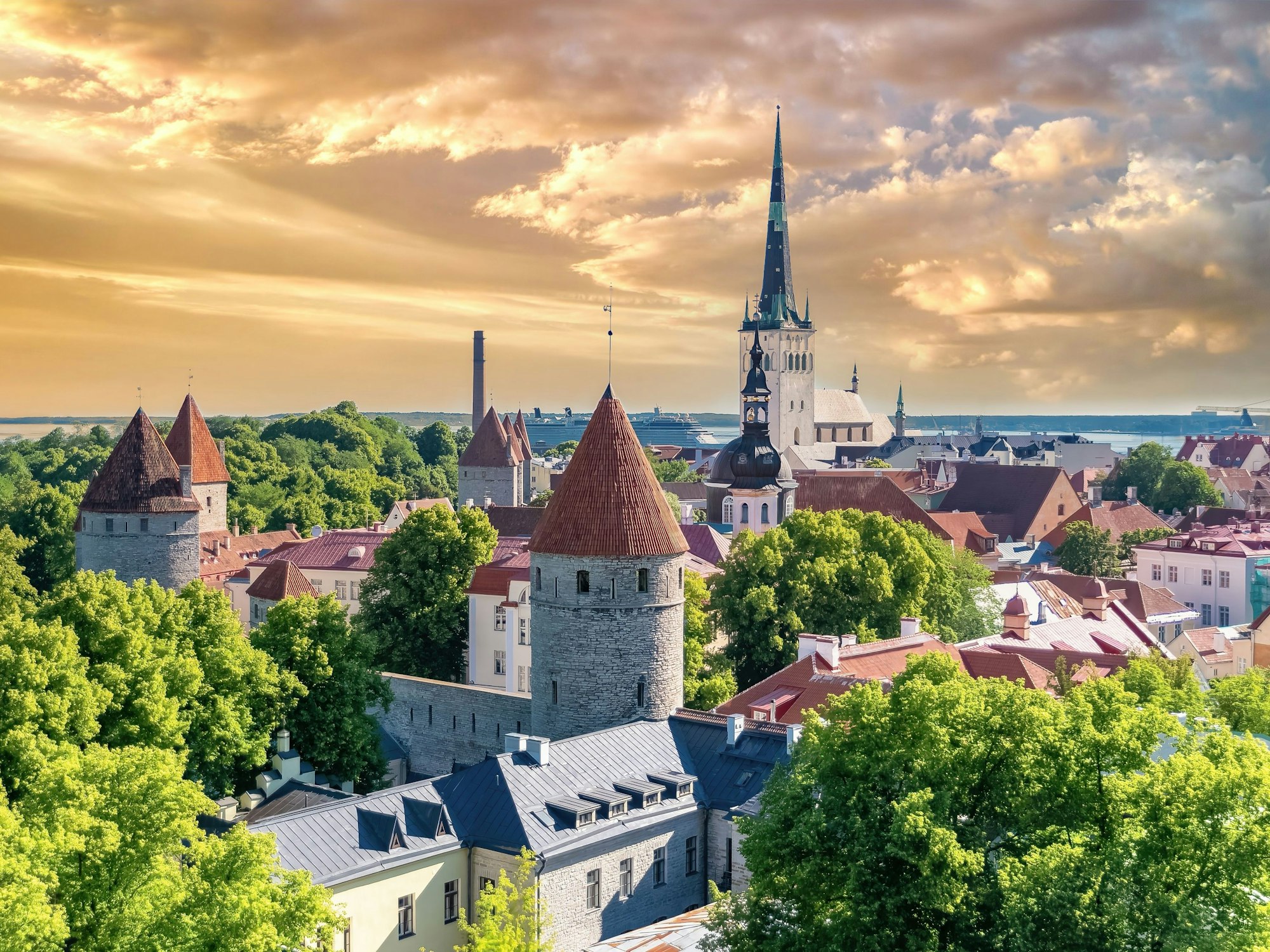 Tallinn in Estland, Blick auf die mittelalterliche Stadt mit der Sankt-Nikolaus-Kirche, bunten Häusern und typischen Türmen.