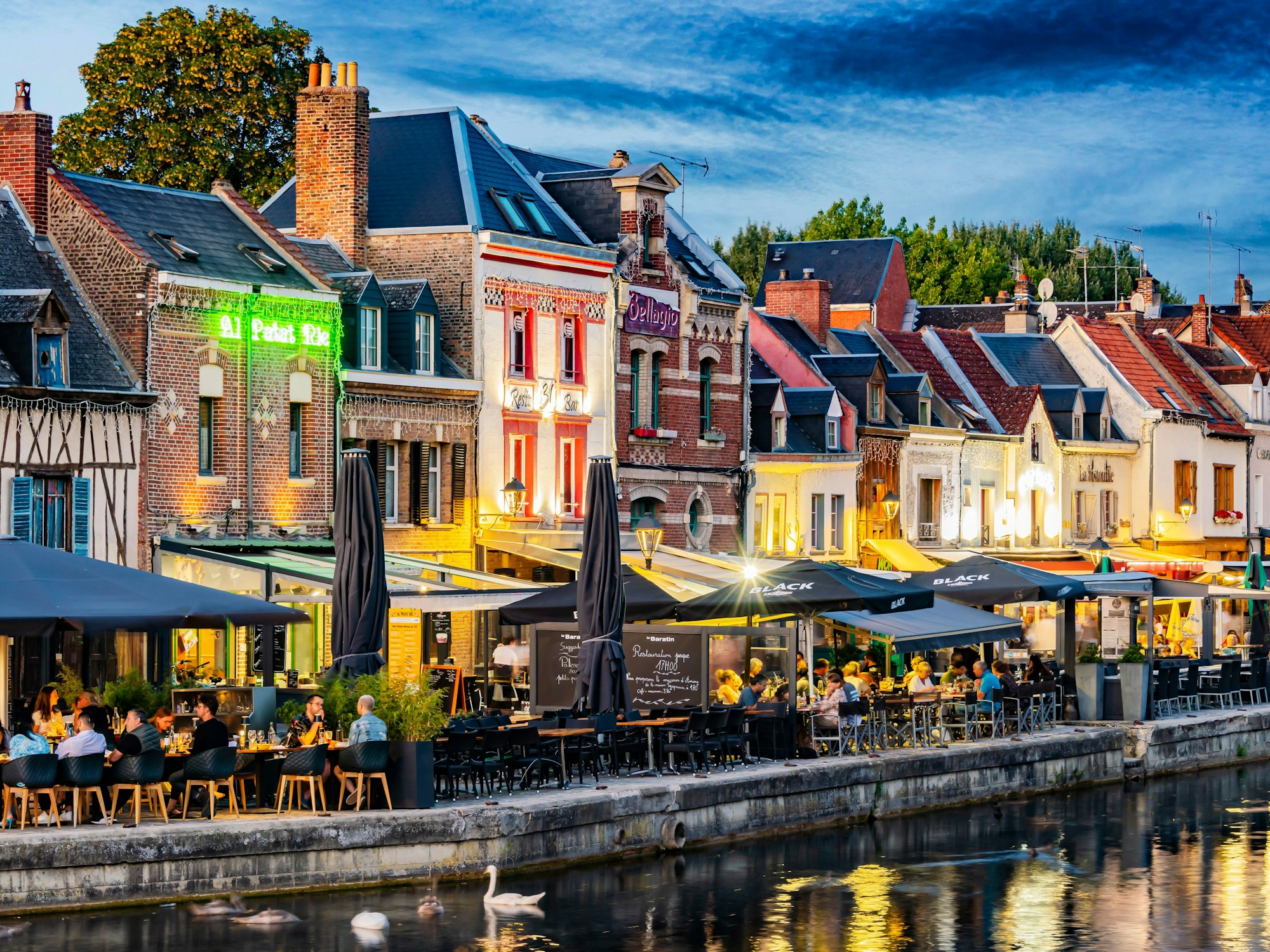 Restaurants in der Altstadt von Amiens, direkt am Fluss Somme.