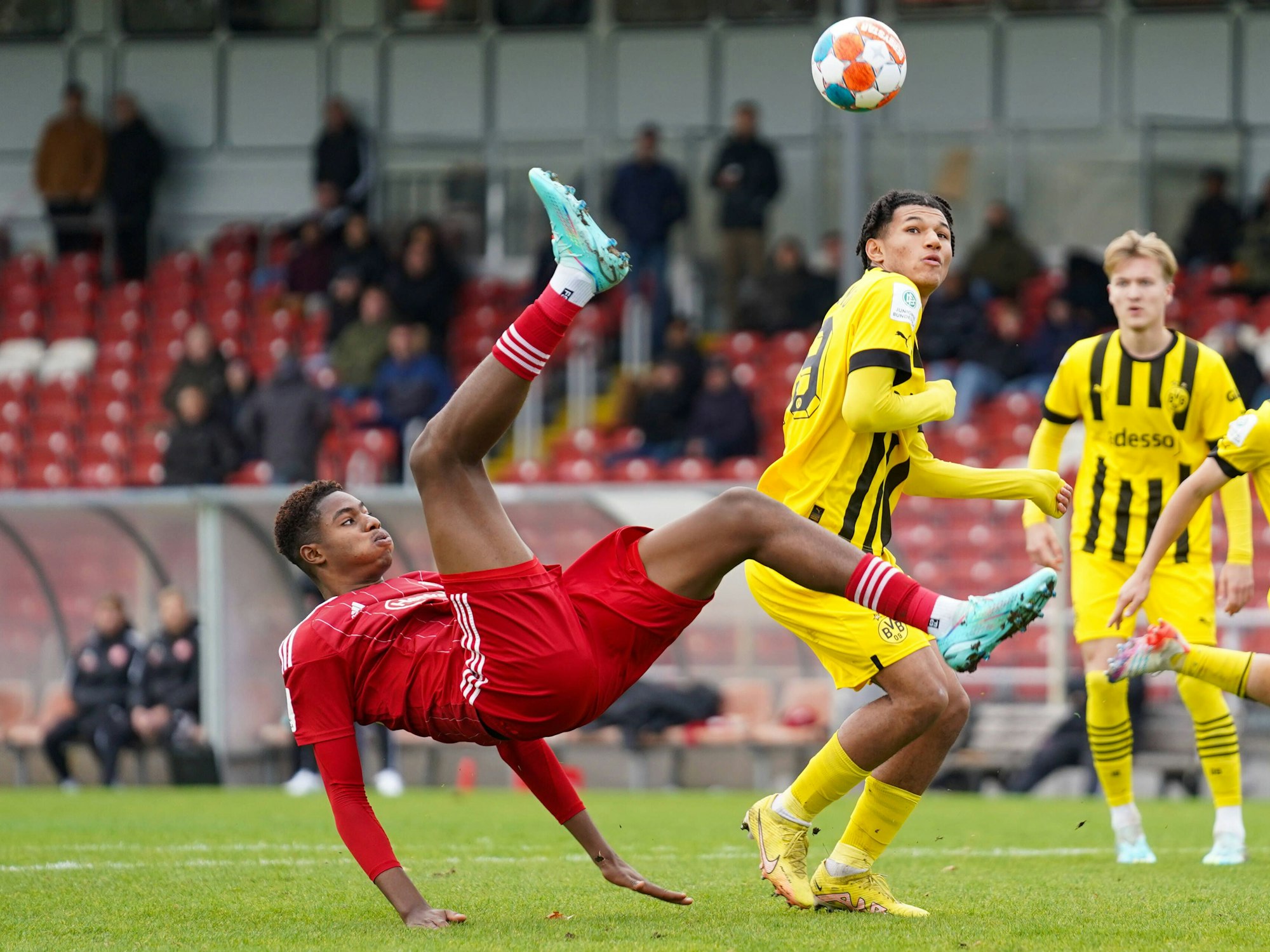 Kelven Frees setzt im Spiel gegen Borussia Dortmund zum Fallrückzieher an. Er liegt in der Luft.