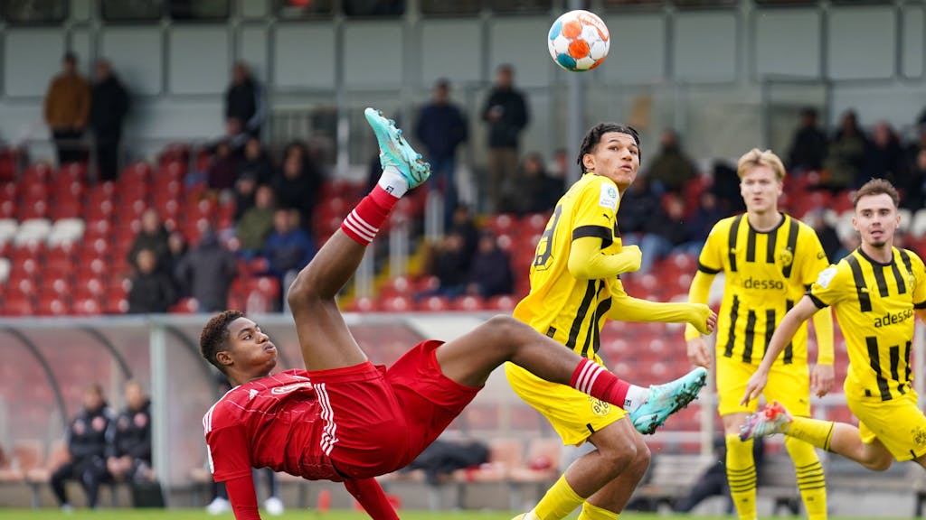 Kelven Frees setzt im Spiel gegen Borussia Dortmund zum Fallrückzieher an. Er liegt in der Luft.