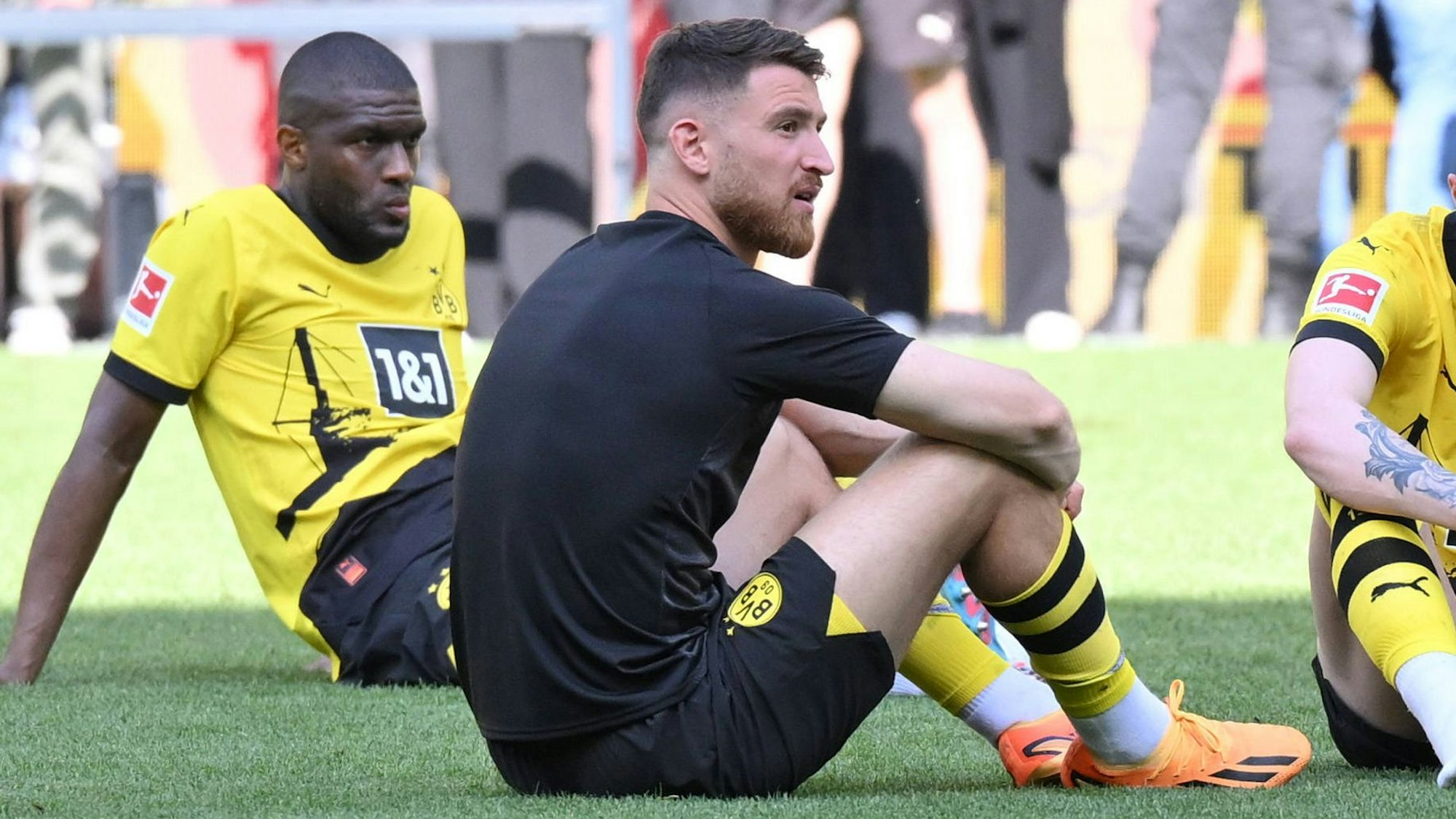 Salih Özcan (vorne) und Anthony Modeste von Borussia Dortmund können es nicht fassen, dass der BVB am letzten Spieltag durch ein 2:2 gegen Mainz 05 die Meisterschaft noch verspielte.