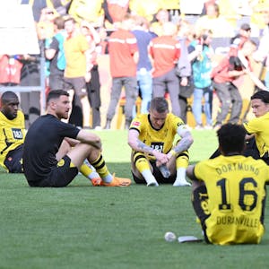 Salih Özcan (vorne) und Anthony Modeste von Borussia Dortmund können es nicht fassen, dass der BVB am letzten Spieltag durch ein 2:2 gegen Mainz 05 die Meisterschaft noch verspielte.