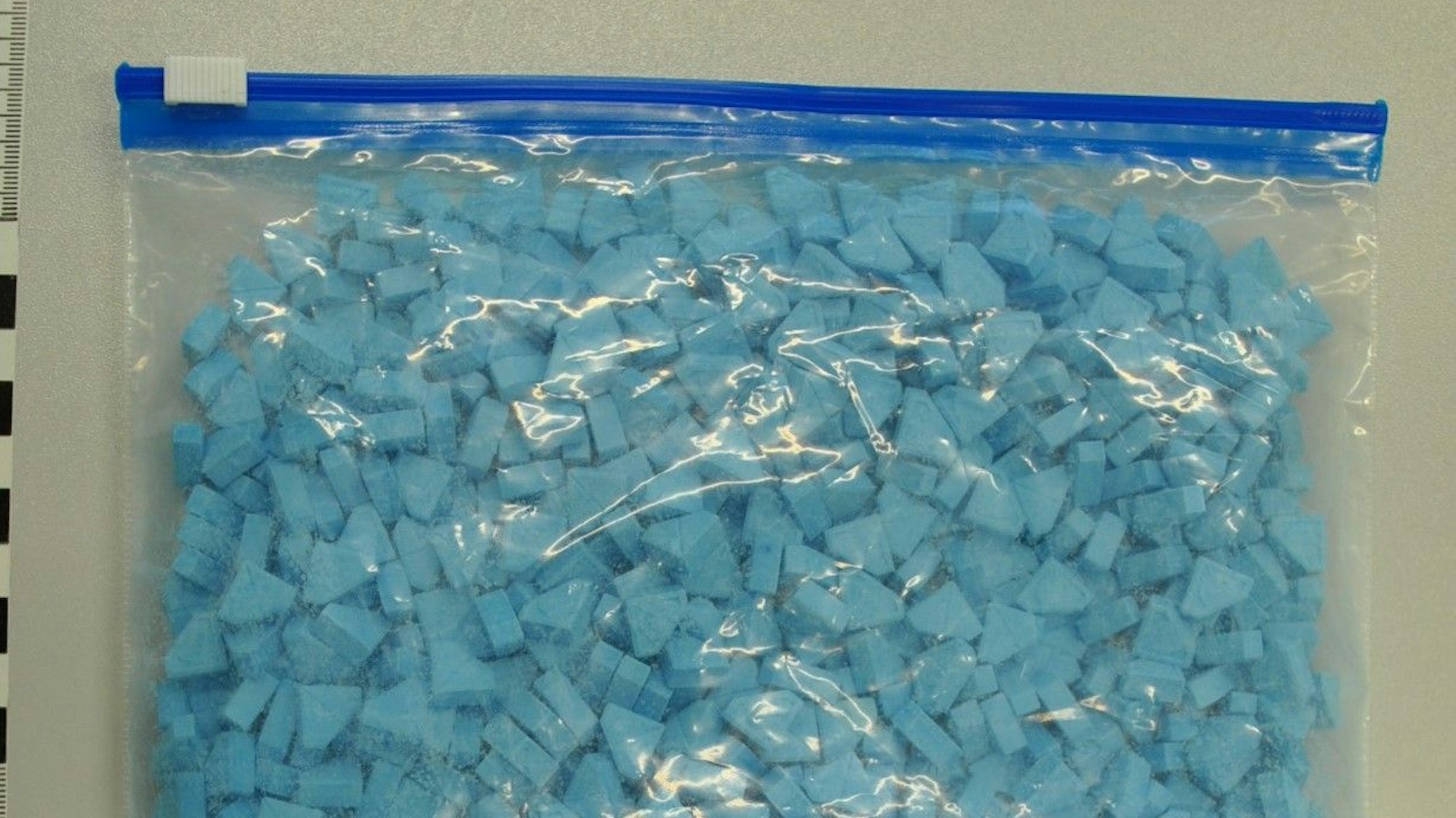 Drogenfund in Moers und Kamp-Lintfort: Die Polizei hat neben Marihuana und Kokain auch rund 3000 Ecstasy-Tabletten sichergestellt, davon waren rund 1200 „Blue Punisher“.