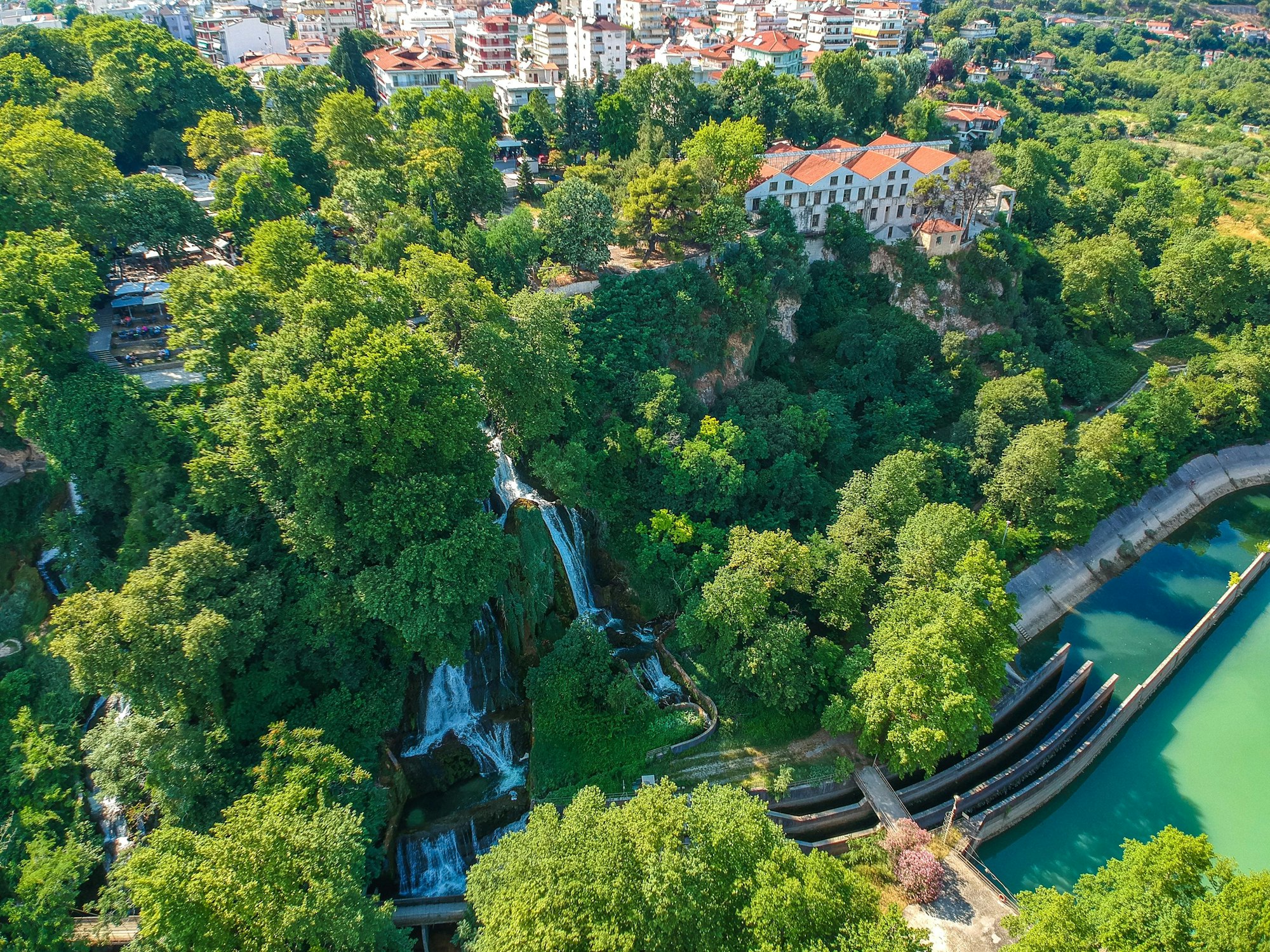 Panoramablick aus der Luft auf die mächtigen Wasserfälle von Edessa und Teile der Stadt.