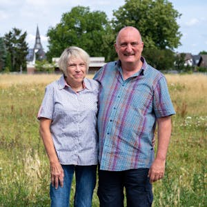 Das Ehepaar Eich steht vor seinem neuen Grundstück in Erftstadt-Erp. Das Haus der beiden ist bei der Flutkatastrophe an der Erft in den Kiesgrubenkrater in Blessem gestürzt.