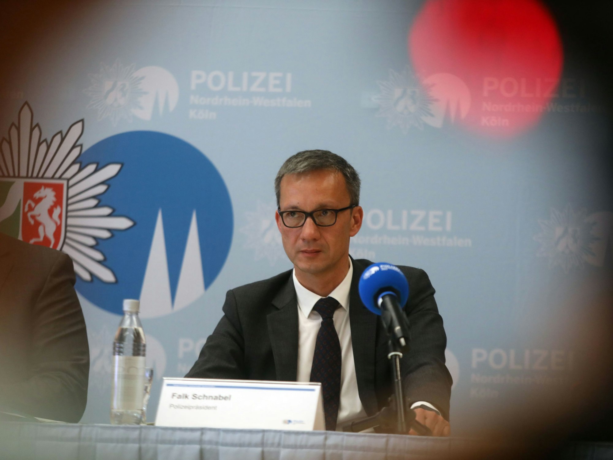 Polizeipräsident, Falk Schnabel, erklärt die Ergebnisse einer Ermittlung auf einer PK.