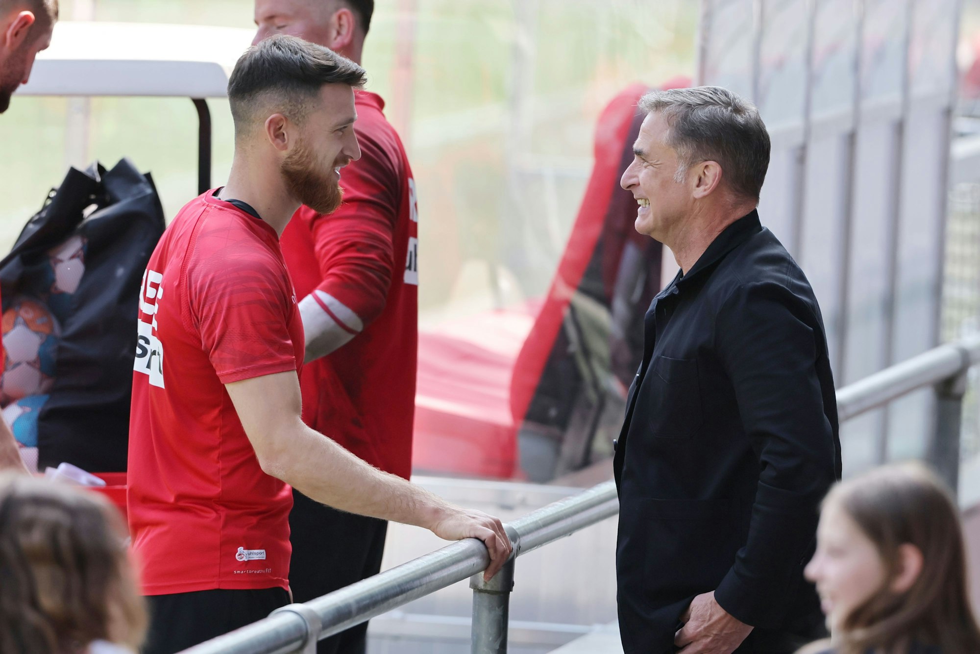 Salih Özcan, hier noch in Diensten des 1. FC Köln, spricht am Geißbockheim mit dem türkischen Nationalspieler Stefan Kuntz.