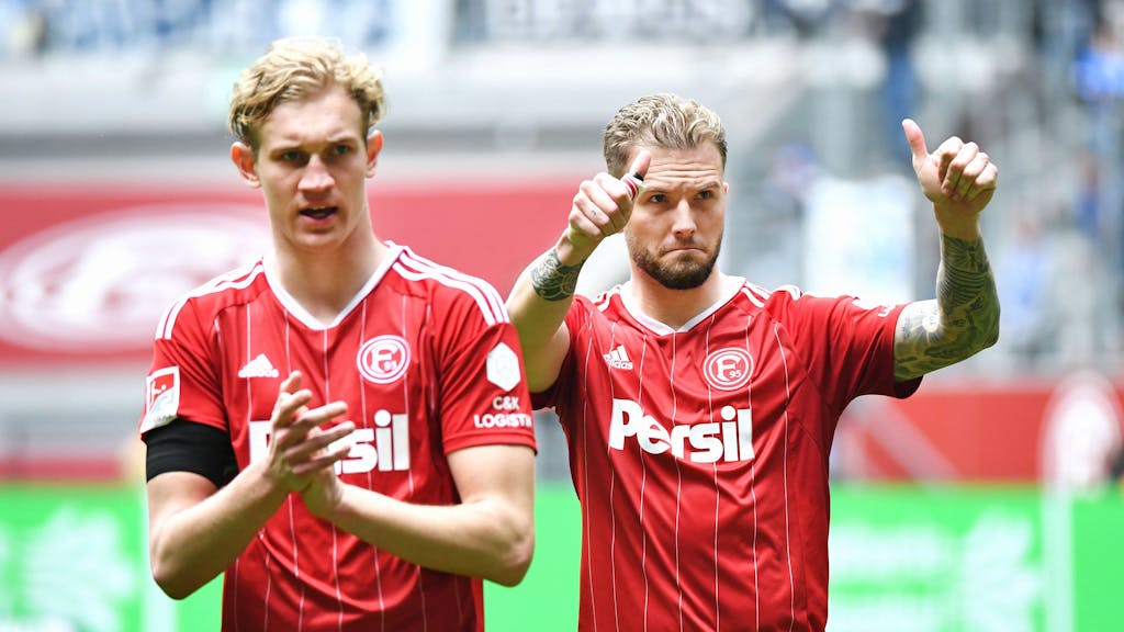 Christoph Klarer und Andre Hoffmann stehen nach einem Spiel von Fortuna Düsseldorf nebeneinander und bedanken sich bei den Fans.