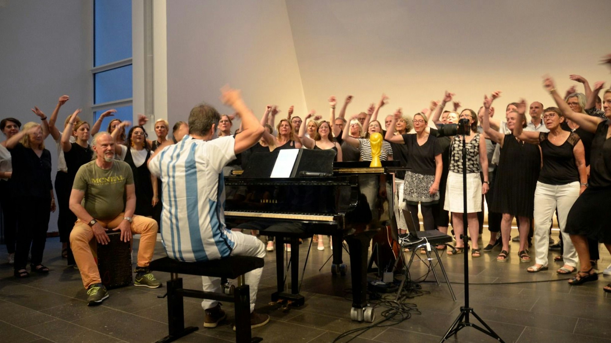 Der Querbeat Chor singt beim Sommerkonzert den argentinischen WM-Song „Muchachos“.