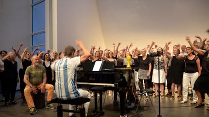 Der Querbeat Chor singt beim Sommerkonzert den argentinischen WM-Song „Muchachos“.