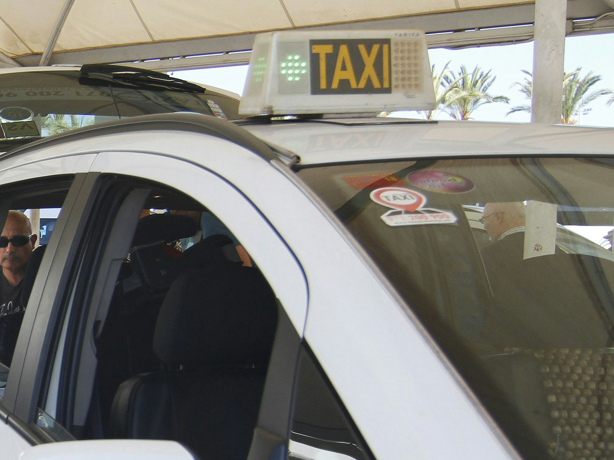 Ein spanisches Taxi steht am Flughafen von Palma de Mallorca.