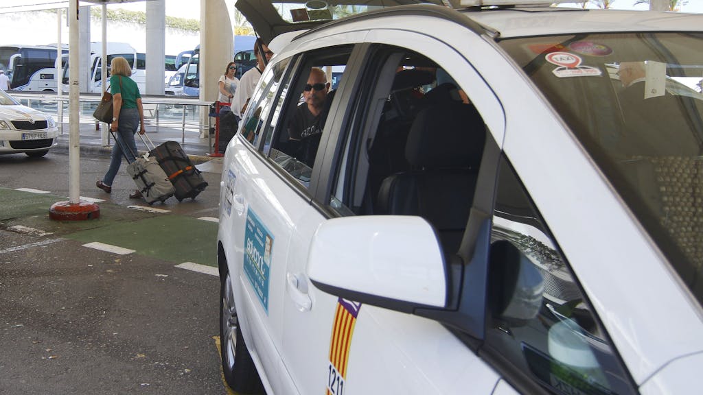 Ein spanisches Taxi steht am Flughafen von Palma de Mallorca.&nbsp;