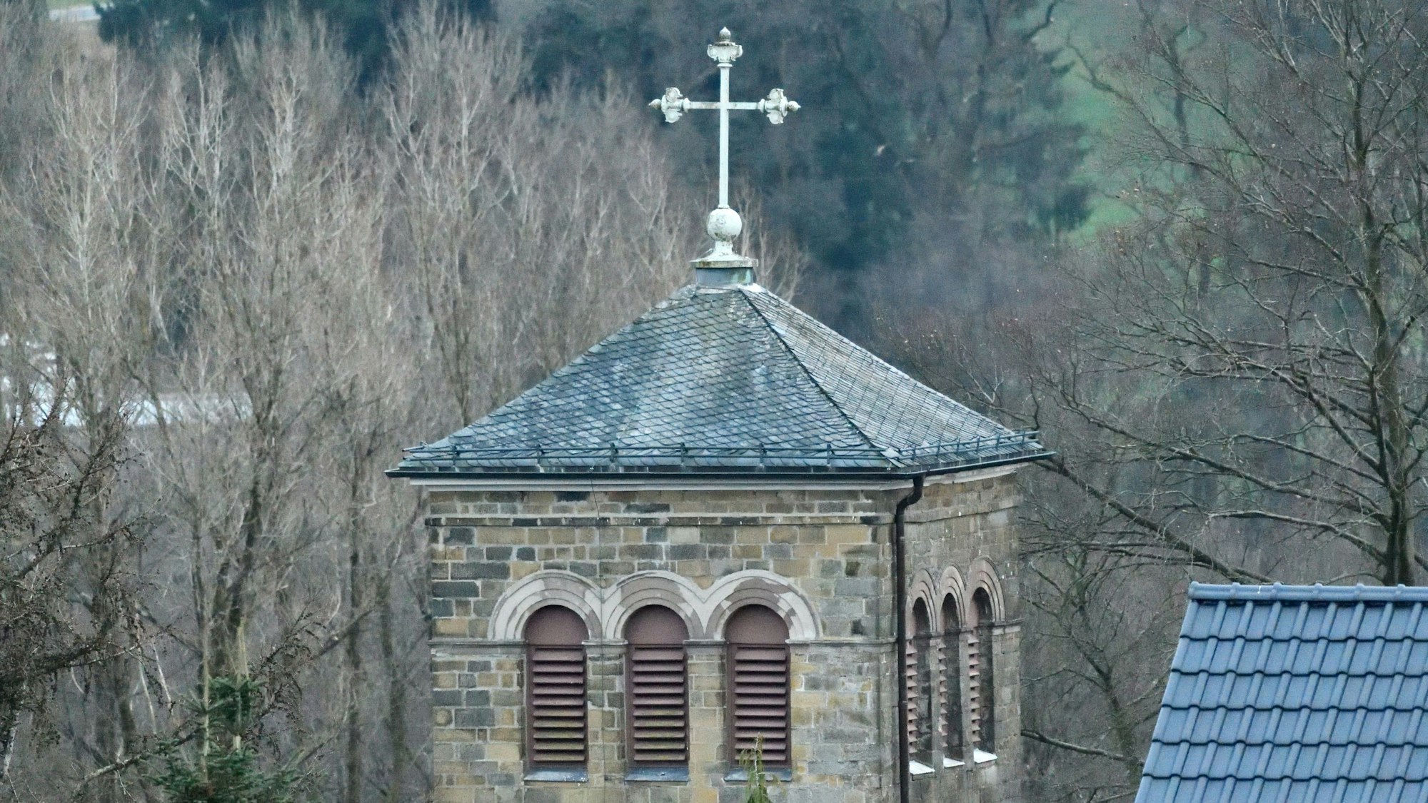 Das Foto zeigt den Kirchturm in Klaswipper.