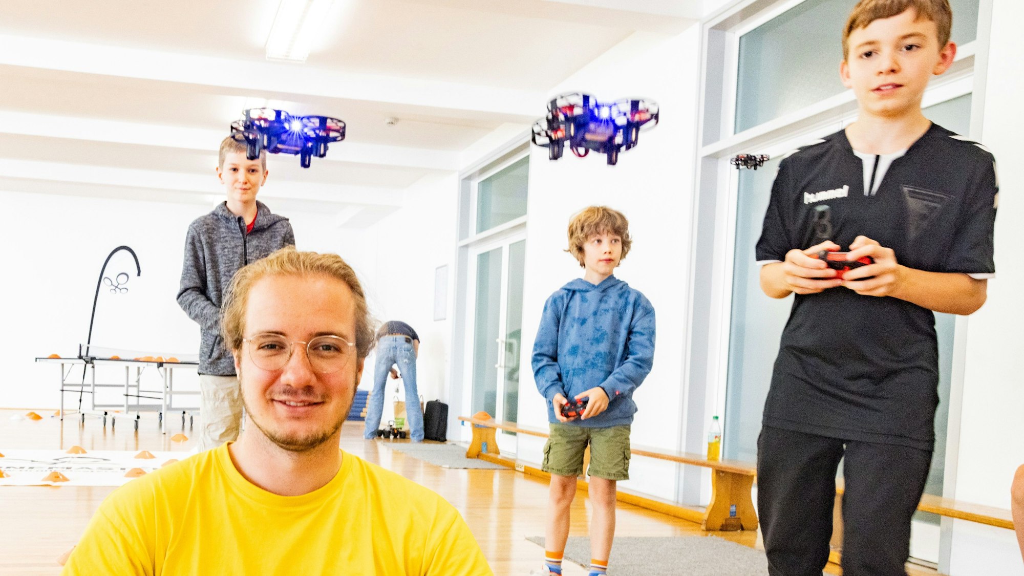Leiter Viktor Lambert ist genauso fasziniert von Drohnen, wie seine Kursteilnehmer.