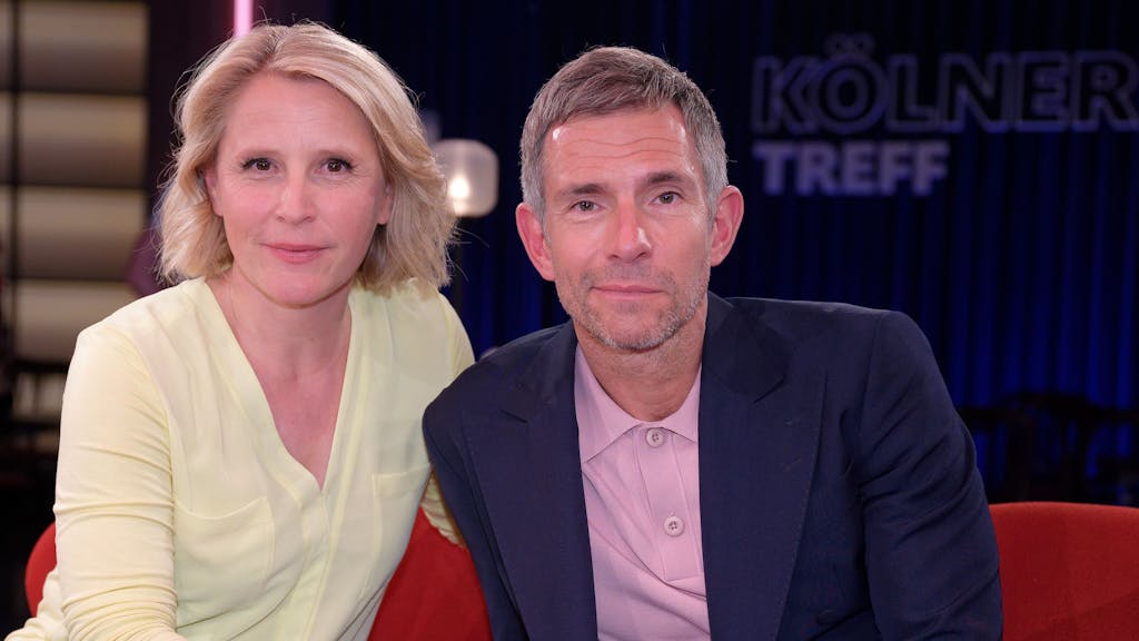 Die Moderatoren Micky Beisenherz und Susan Link sitzen nach der Aufzeichnung der WDR Talkshow „Kölner Treff“ im Studio.