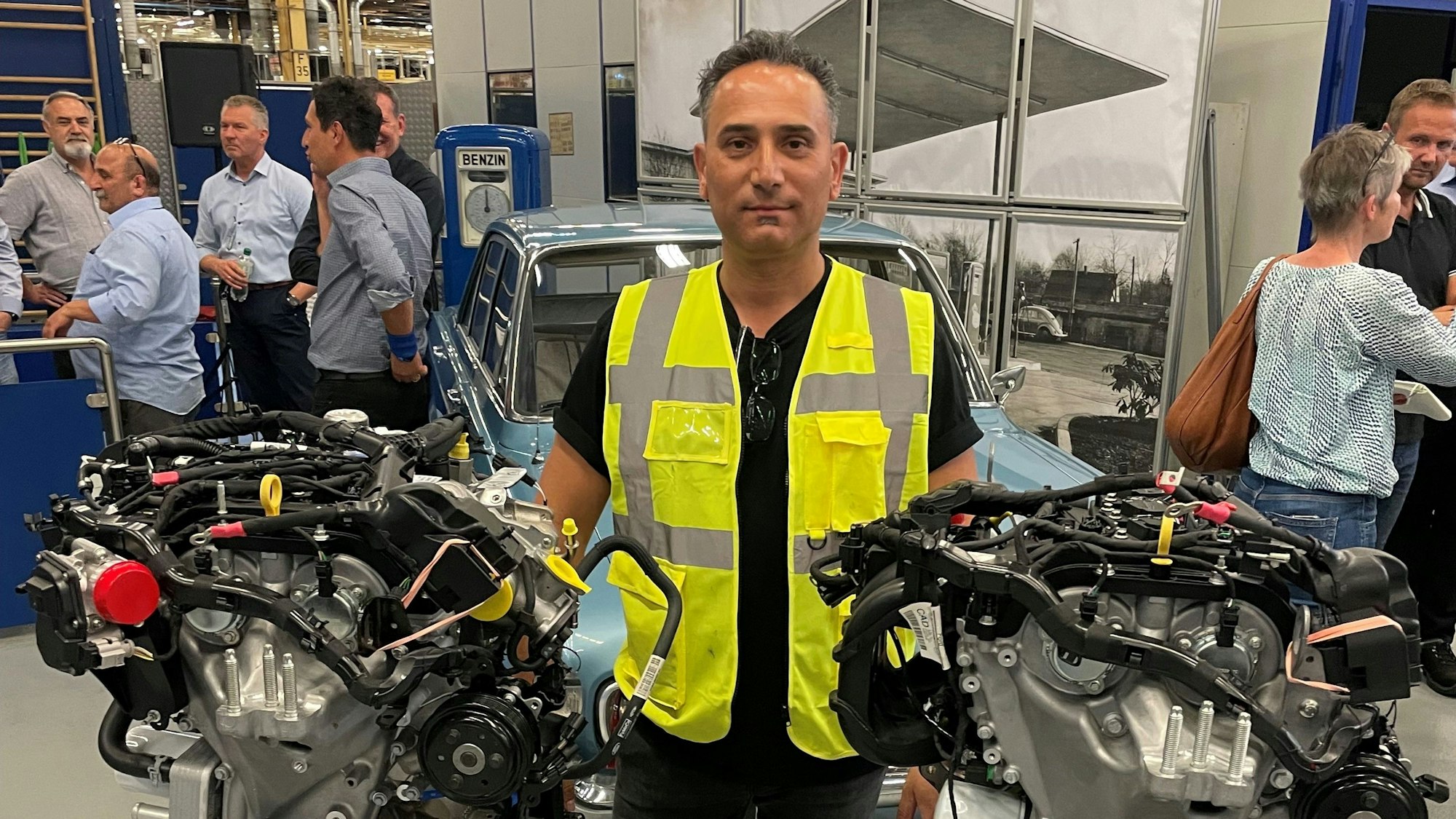 Ford-Mitarbeiter Ali Anar baute die Motoren für den Fiesta zusammen.
