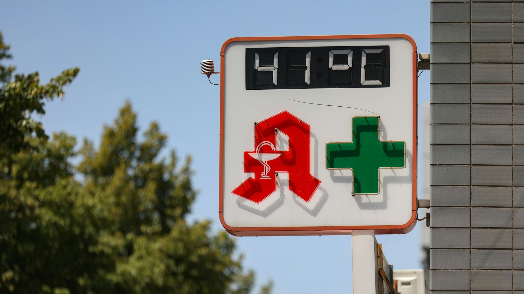Ein Thermometer auf der Venloer Straße zeigt 41 Grad an.

