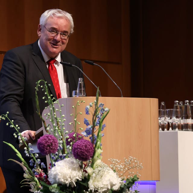 Rektor Axel Freimuth steht an einem Rednerpult in der Aula der Universität zu Köln.