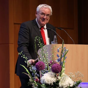 Rektor Axel Freimuth steht an einem Rednerpult in der Aula der Universität zu Köln.
