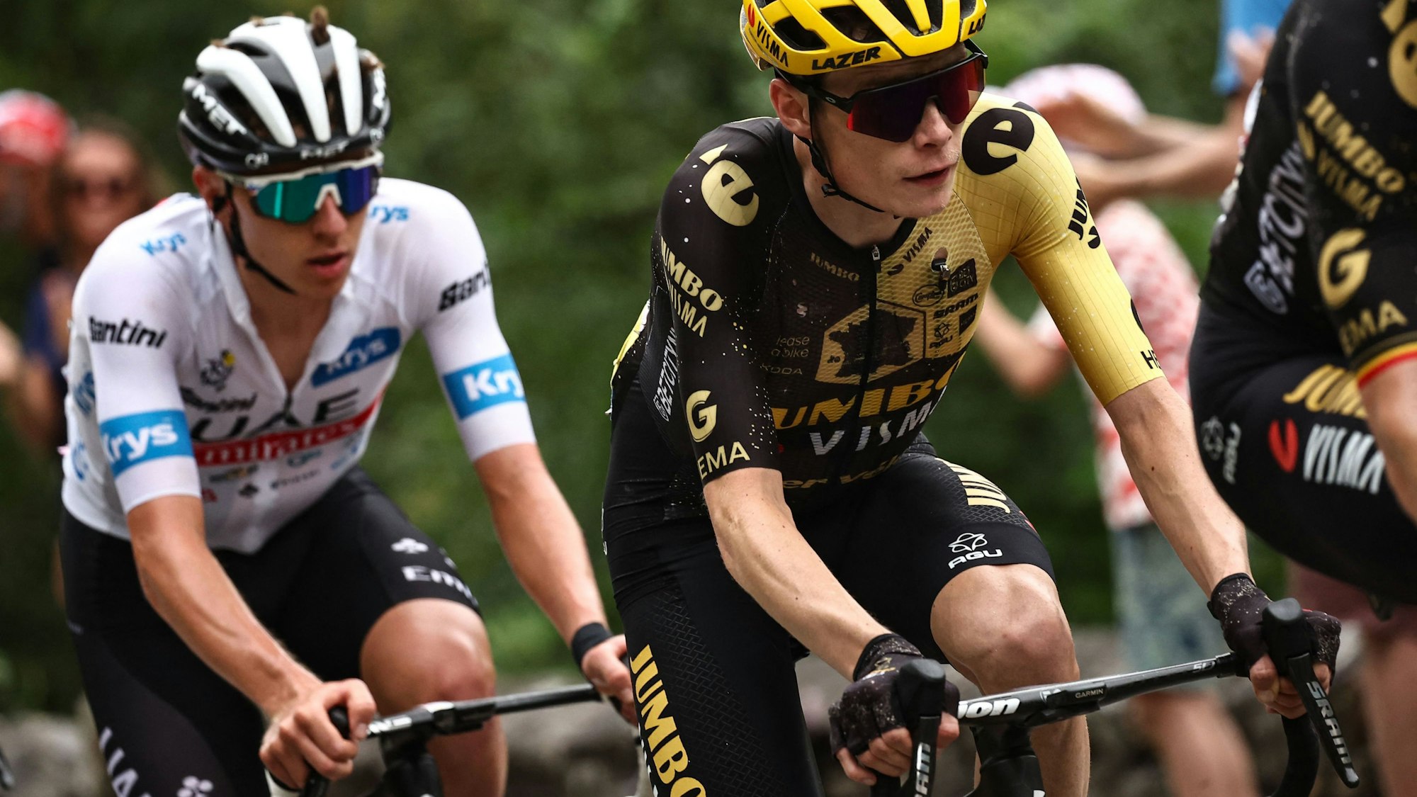Jonas Vingegaard und Tadej Pogacar bei einer Etappe der Tour de France auf ihren Rädern.