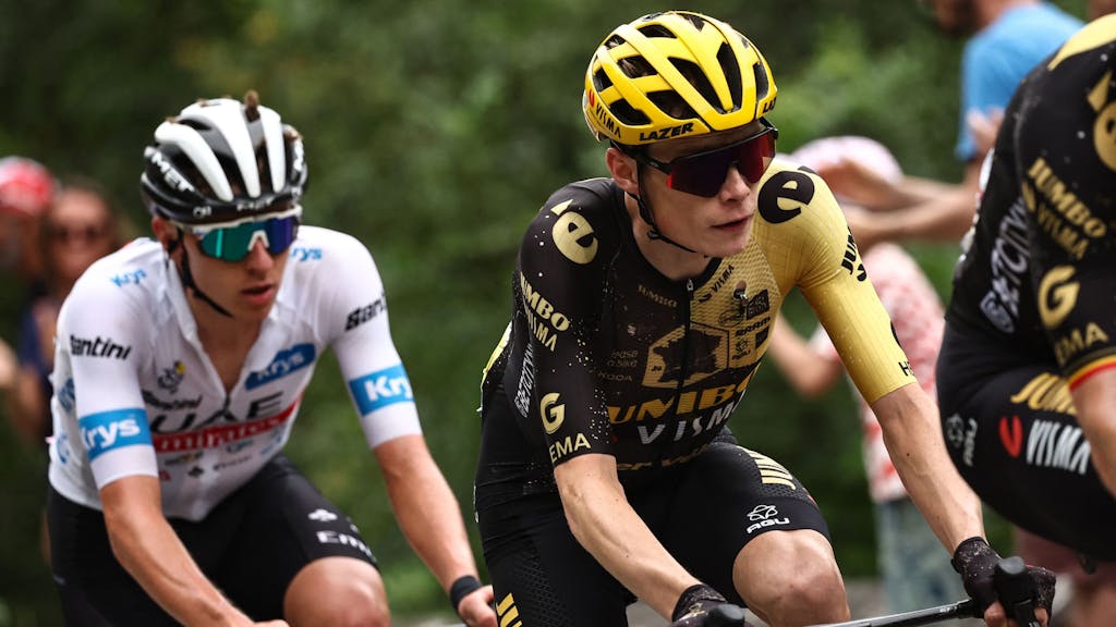 Jonas Vingegaard und Tadej Pogacar bei einer Etappe der Tour de France auf ihren Rädern.